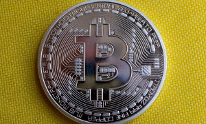 صورة تعبيرية لعملة بيتكوين الرقمية المشفرة (CNN)