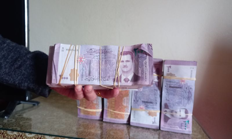 أوراق نقدية سورية من فئة 2000 ليرة (عنب بلدي/حليم محمد)