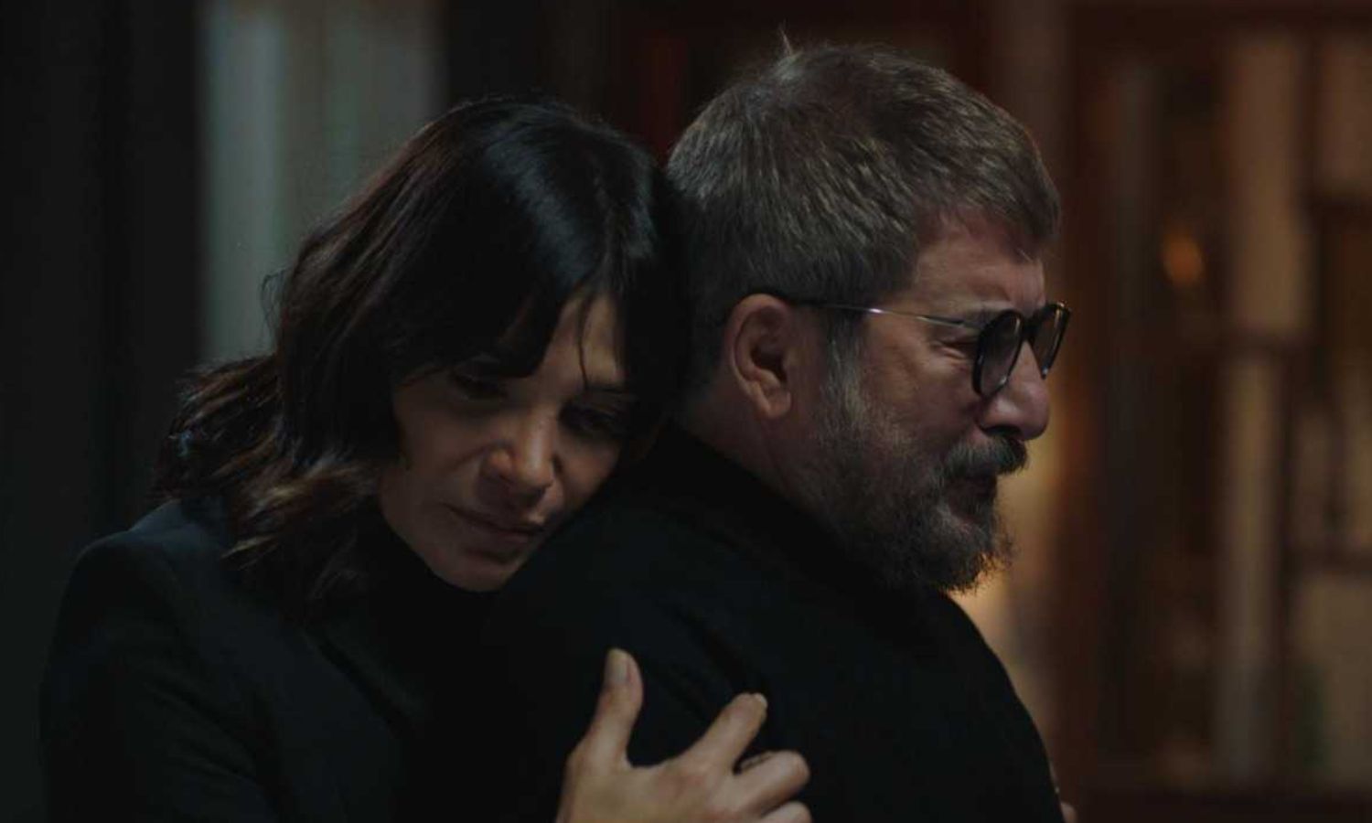 فارس وزوجته في أحد مشاهد مسلسل "نقطة انتهى" (لقطة شاشة)
