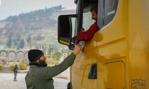 التأكد من أوراق شاحنة خلال دخولها من معبر باب الهوى على الحدود السورية التركية - 31 من كانون الأول 2024 (معبر باب الهوى)
