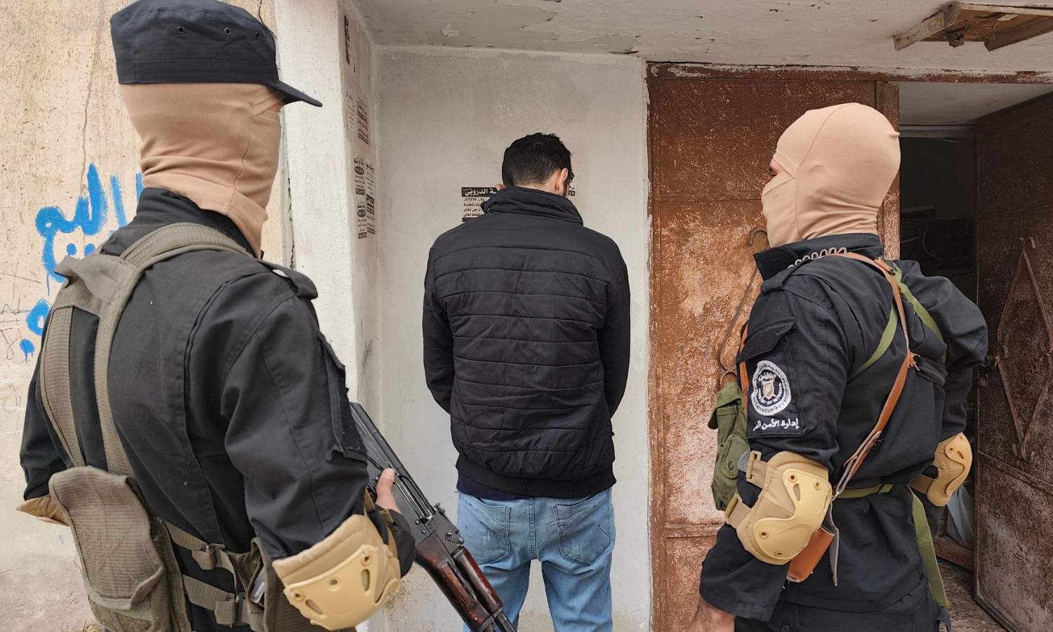 عناصر "إدارة الأمن العام" خلال حملة أمنية في حي المهاجرين بمدينة حمص وإلقاء القبض على عدد من المطلوبين - 9 نيسان 2025 (وزارة الداخلية)