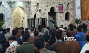مصلون يحضرون خطبة صلاة العيد في رأس العين بالحسكة - 31 آذار 2025 (عنب بلدي/حسين شعبو)