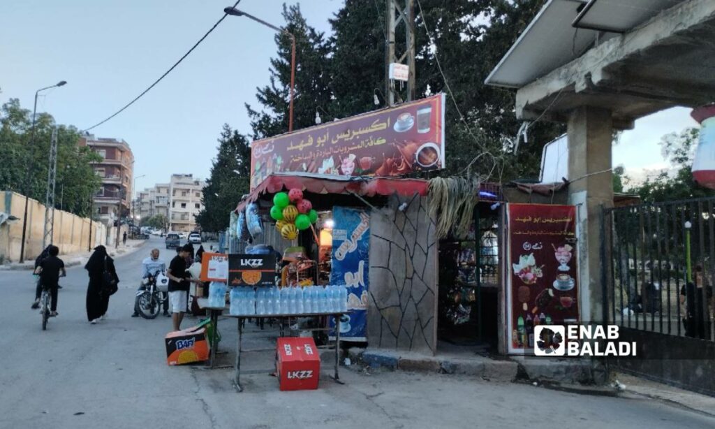 يشتكي أصحاب "البسطات" و"البراكيات" في إدلب من قرار الإزالة - 27 أيار 2025 (عنب بلدي/ سماح علوش)