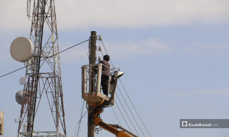 The installation of electricity lines in the town of Akhtarin of northern Aleppo, in cooperation between the town’s local Council and the Syrian-Turkish Company for Electricity – 24 March 2020 (Enab Baladi)