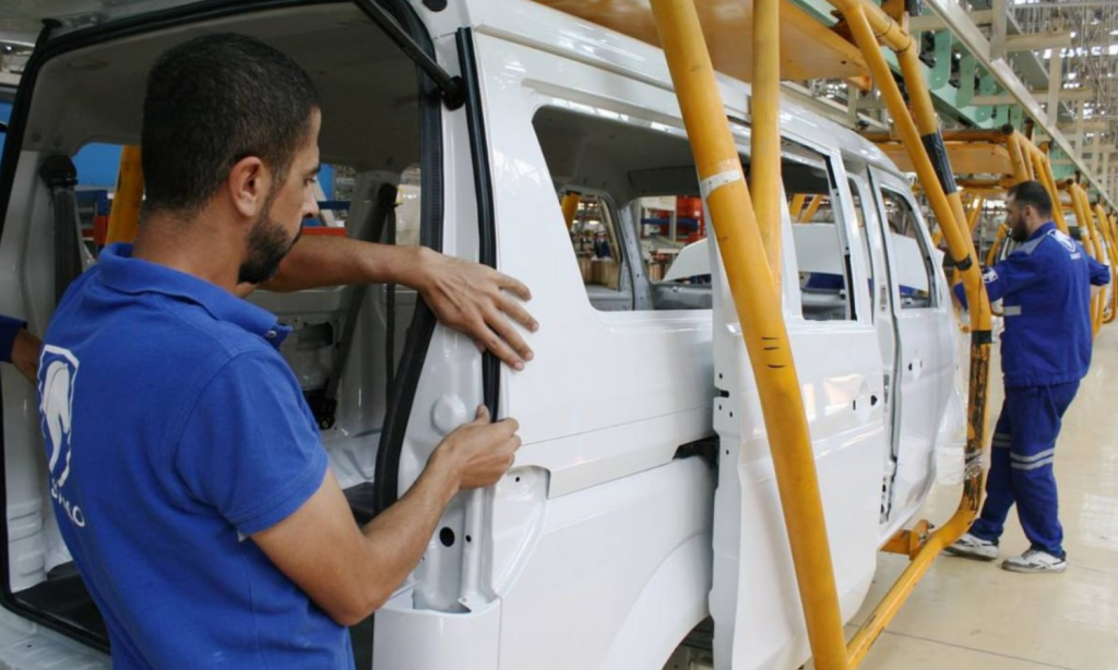 Syrian workers during their shift in an auto parts collection workshop in the Syrian-Iranian car factory in Damascus suburbs (RIA Novosti)